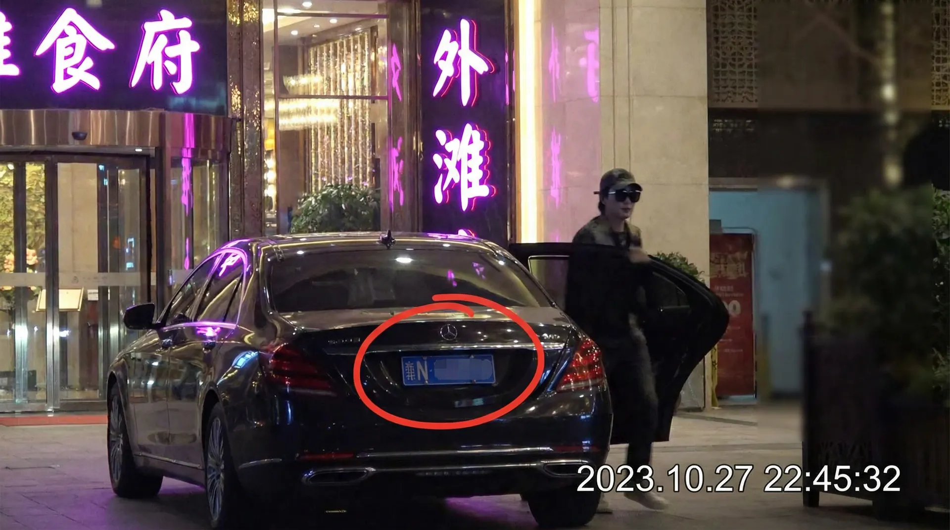 亚博体育盛世官网 - 豪车餐厅外被拍